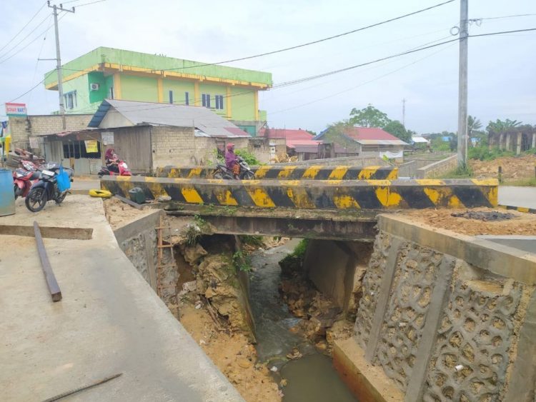 Kondisi Jembatan Jalan Pontianak Kelurahan Gunung Telihan, mengalami ambruk bagian bawahnya dan retak. (Zaenul/Bontangpost.id)