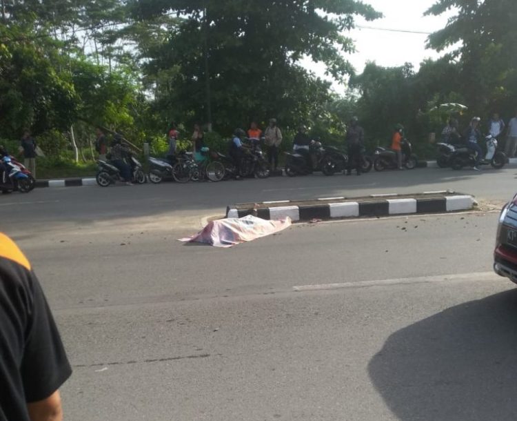 Jenazah korban kecelakaan di Jalan Cipto Mangunkusumo, Jumat (10/1/2020) masih ditutup kain. Warga tampak berkerumun di tempat kejadian. (istimewa)