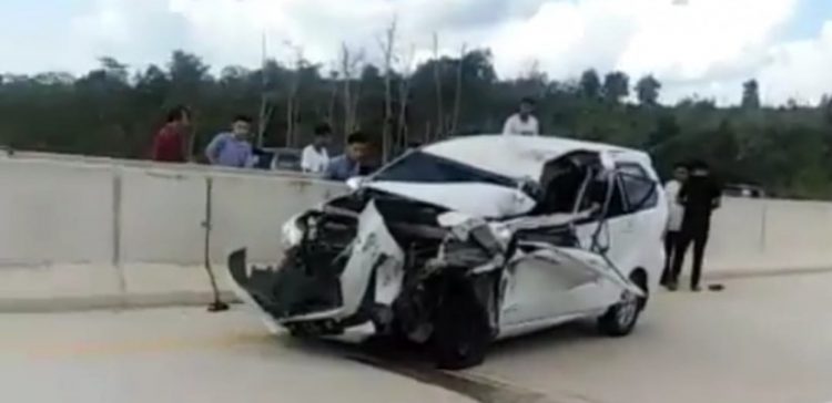 Kondisi minibus yang mengalami rusak parah pada bagian depan. (selasar)