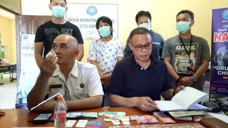 Kepala BNNK Bontang, AKBP Kismono Edi (kiri) menunjukkan barang bukti yang berhasil diamankan. (BNNK Bontang for Bontangpost.id)