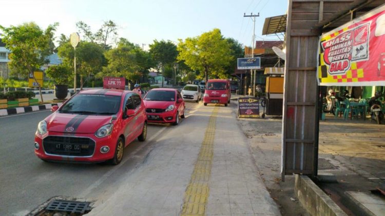 Kendaraan yang parkir di atas trotoar siap-siap mendapat teguran dari petugas Dishub melalui pengempisan ban. (Adiel Kundhara/KPG)