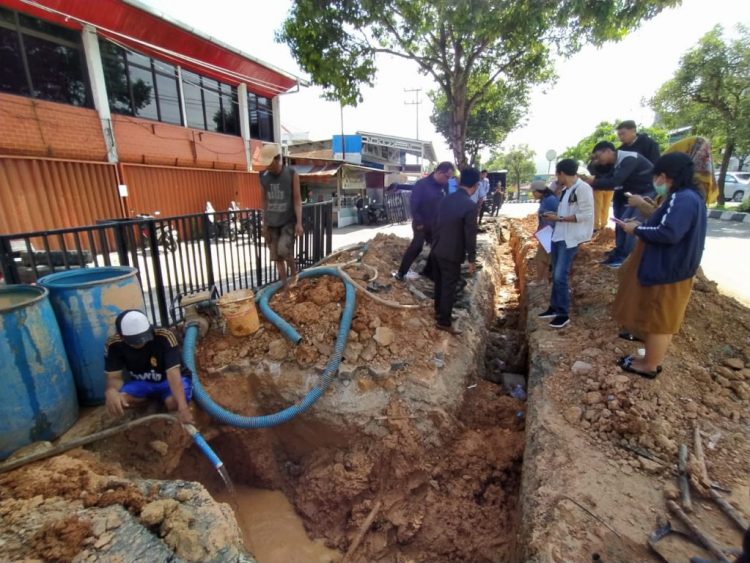 Komisi III DPRD Bontang meninjau proyek pemasangan pipa PDAM.(prokal)