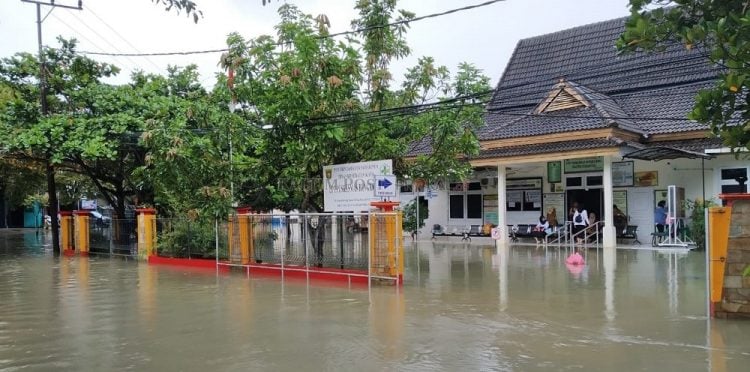 Puskesmas Bengkuring terendam air. (MYAMIN/PROKAL.CO)