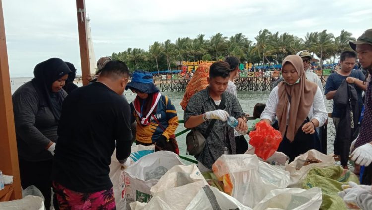Para relawan memilah sampah yang ditemukan di Pulau Beras Basah. (Komunitas Peduli Sampah Bontang for Bontangpost.id)