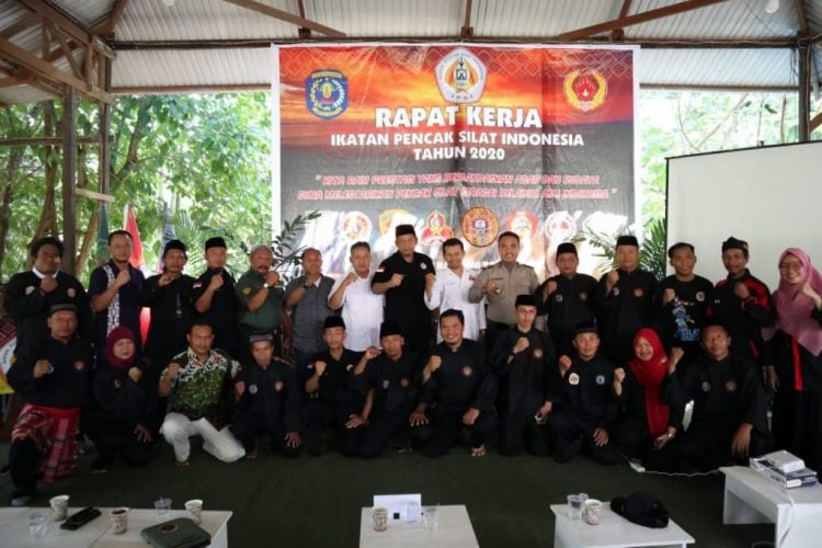 Seluruh pengurus dan anggota IPSI Bontang berfoto bersama sesaat akan memulai raker 2020. (IPSI Bontang for Bontangpost.id)