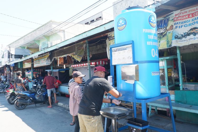 Pemasangan wastafel di Pasar Malam Berbas. (Reza/KP)