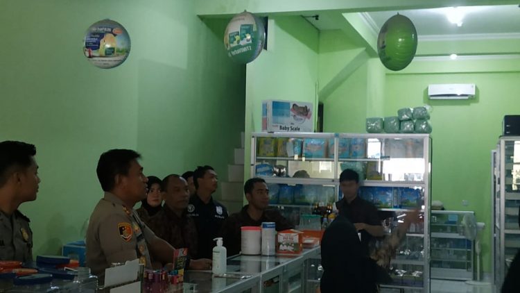 Kepolisian melakukan sidak ke beberapa apotek. (Zaenul/Bontangpost.id)