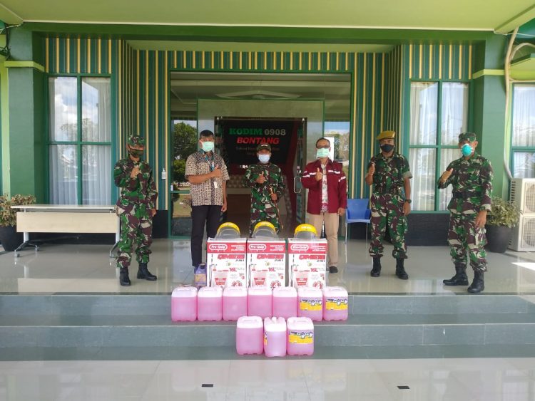 Penyerahan bantuan yang diterima langsung oleh Komandan Kodim 0908 Letkol Arm Eko Pristiono pada Kamis (26/3/2020). (Humas Pupuk Kaltim)