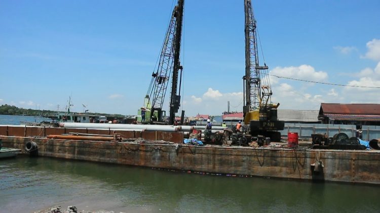 Proses pemasangan tiang pancang pembangunan jalan di Kampung Selambai, Loktuan. (Nasrullah/Bontangpost.id)