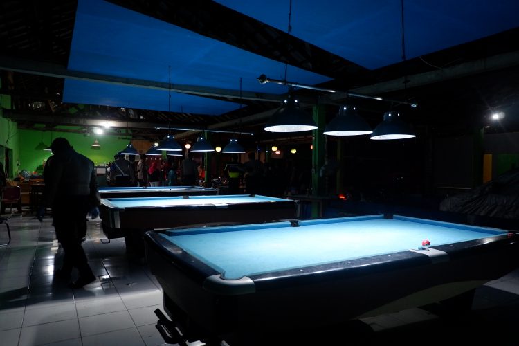 Salah satu tempat biliar di Jalan R Suprarto ini terpaksa tutup lebih dini setelah pelanggannya dibubarkan petugas gabungan, Rabu (24/3/2020) malam. (Farezza Afia/KP)
