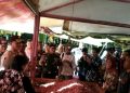 Polres Bontang bersama Kodim 0908/Bontang dan Pemkot Bontang memantau harga bahan pokok di Pasar Sementara Rawa Indah. (Zaenul/Bontangpost.id)