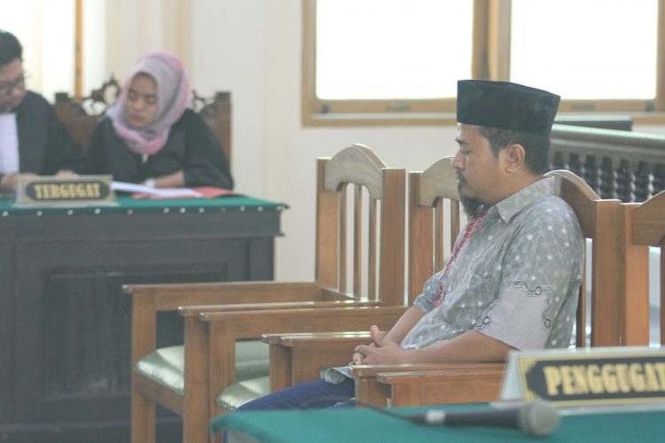 Dandi Prio Anggono terdawa kasus korupsi Perusda AUJ Bontang di Pengadilan Tipikor Samarinda, Senin (9/30), dalam Sidang perdana terkait dakwaan. (Rama Sihotang/KP)