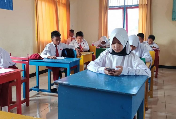 Siswa Sekolah Kreatif SD Muhammadiyah 2 Bontang menggunakan ponsel pintar untuk ujian. (Sekolah Kreatif for Bontangpost.id)
