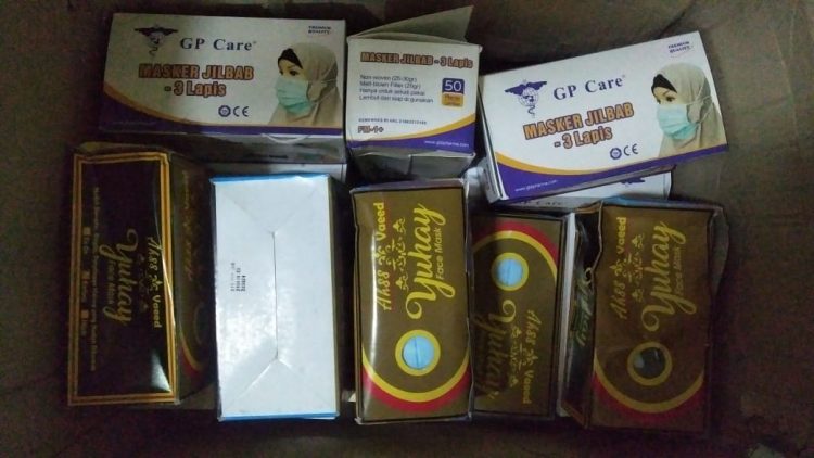Belasan kotak berisi ratusan lembar masker setelah disidak pihak berwajib. (POLRES KUTIM FOR KP)