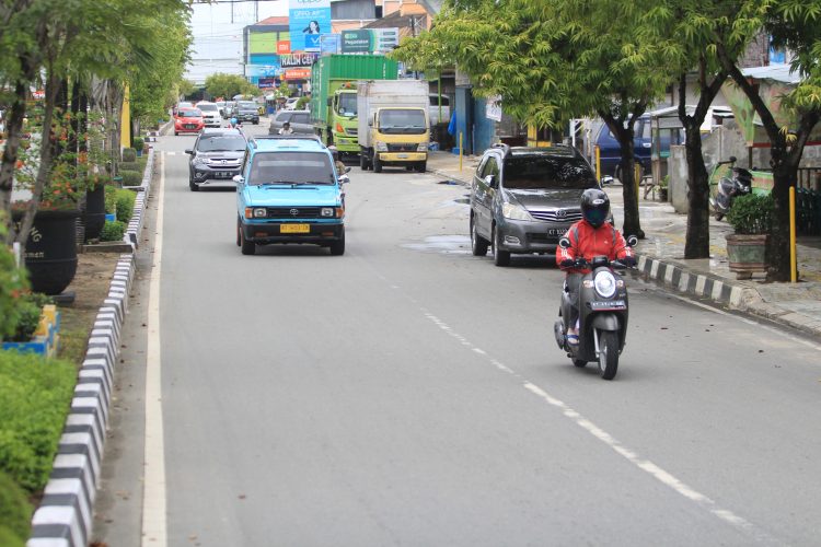 Sebagai sarana transportasi publik, angkutan kota punya tingkat kerawanan dalam penyebaran virus korona. (Adiel Kundhara/KP)