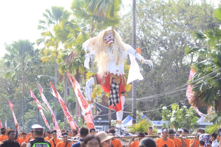 Patung ogoh-ogoh buatan umat Hindu Kota Taman diarak dalam rangka memperingati Tahun Baru Saka 1942. (Adiel Kundhara/KP)