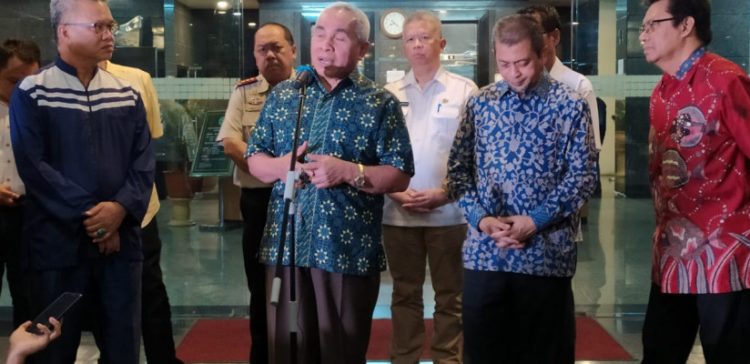 Konferensi Pers Pemprov Kaltim oleh Gubernur Kaltim Isran Noor. (selasar)