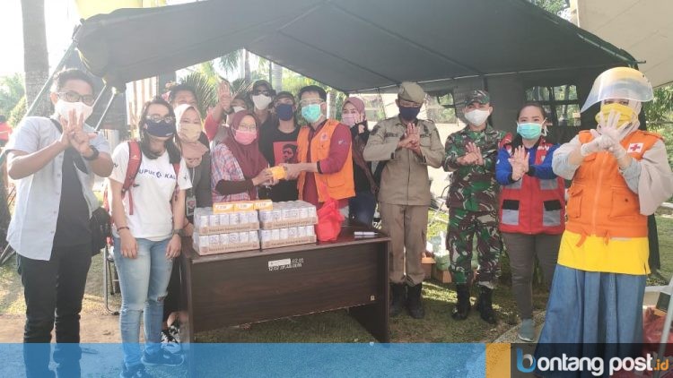 FJB bersama Bontang Food membagikan bantuan kepada petugas jaga. (FJB for Bontangpost.id)