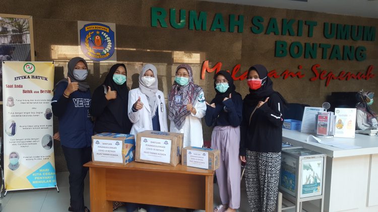 Pelajar Bontang berikan bantuan kepada RSUD Taman Husada, Rabu (1/4/2020). (Farezza Afia/KP)