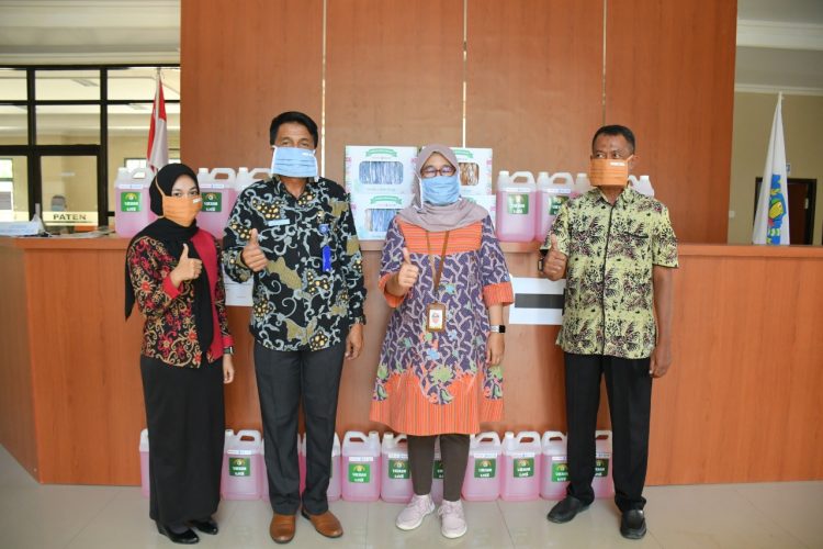 Penyerahan bantuan di Kecamatan Bontang Selatan oleh Staf Departemen CSR Pupuk Kaltim, Cantri Winarti (dua dari kanan). (Humas Pupuk Kaltim)