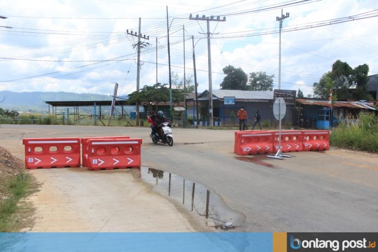Pengendara dari arah Kutai Timur masih bisa masuk akses Jalan Arif Rahman Hakim (Gunung Kusnodo) melalui celah dua water barrier yang digeser oknum pengendara. (Adiel Kundhara/KP)