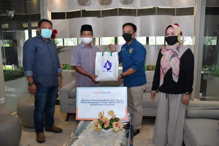 Penyerahan bantuan secara simbolis kepada perwakilan Kelurahan Guntung didampingi Lurah Guntung Ida Idris. (Humas Pupuk Kaltim)