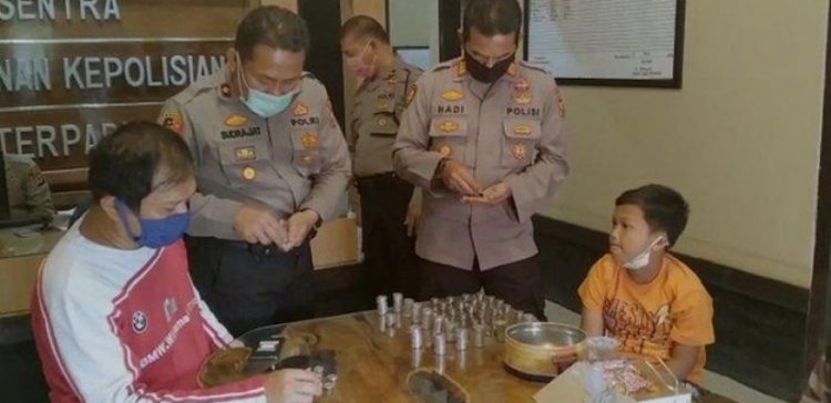 Hafidhz sumbangkan celengan untuk beli APD. (selasar)