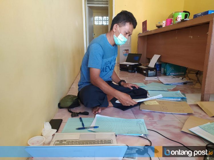 Berkas calon penerima bantuan tunai langsung sedang dalam pemeriksaan oleh tim di Sekretariat BLT. (ADIEL KUNDHARA/KP)