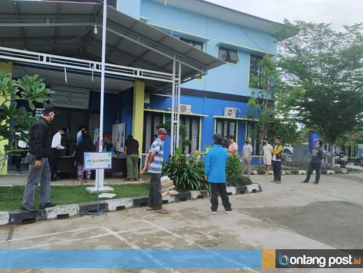 Suasana penyaluran BLT hari perdana di Kelurahan Guntung Telihan, Kecamatan Bontang Barat. (Fitri/Bontangpost.id)