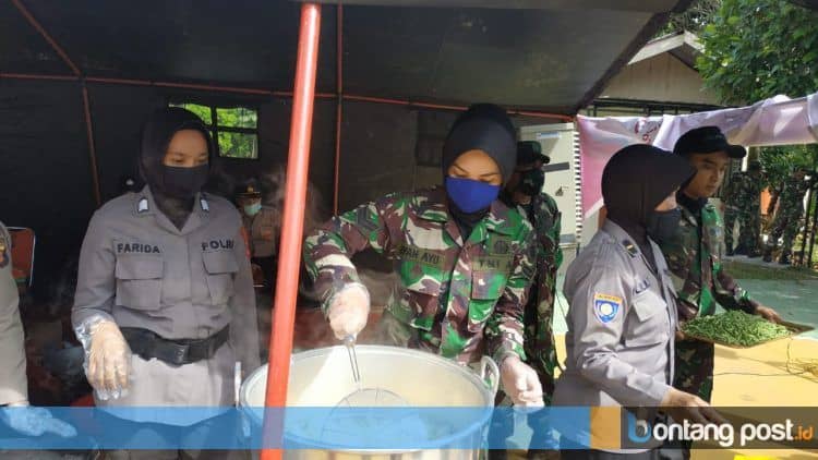 TNI/Polri bersinergi membuat makanan di dapur imum untuk diberikan ke warga kurang mampu dan terdampak korona. (Polres Bontang for Bontangpost.id)
