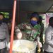 TNI/Polri bersinergi membuat makanan di dapur imum untuk diberikan ke warga kurang mampu dan terdampak korona. (Polres Bontang for Bontangpost.id)