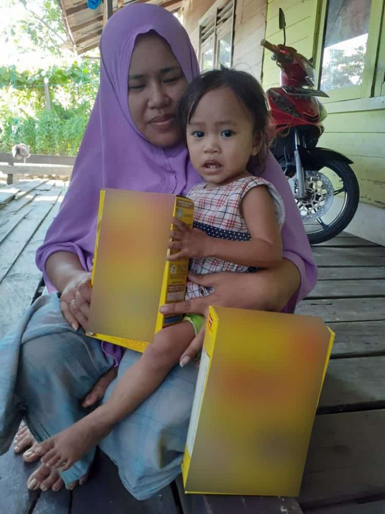 Hamdana dan anak bungsunya, Aisyah menerima bantuan susu formula dari Dissos-P3M Bontang. Keluarga ini seperti lainnya diminta berkarya untuk lepas dari kemiskinan. (Dissos for KP)