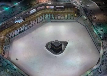 Kakbah di Masjidilharam, Makkah yang disterilkan dari kegiatan umrah untuk mengantisipasi penyebaran virus corona. (Yasser Bakhsh/REUTERS)