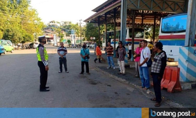 Polres Bontang memberikan imbauan seputar pencegahan penyebaran virus korona di Terminal Bontang. (Satlantas Polres Bontang for Bontangpost.id)