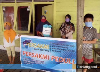 Persakmi Bontang Berikan Bantuan Sembako ke Masyarakat Kurang Mampu