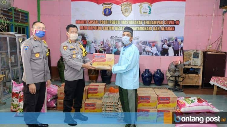 Seluruh jajaran Polda Kaltim menggelar Bakti Sosial Peduli Masyarakat Terdampak Covid-19. (Polda Kaltim for Bontangpost.id)