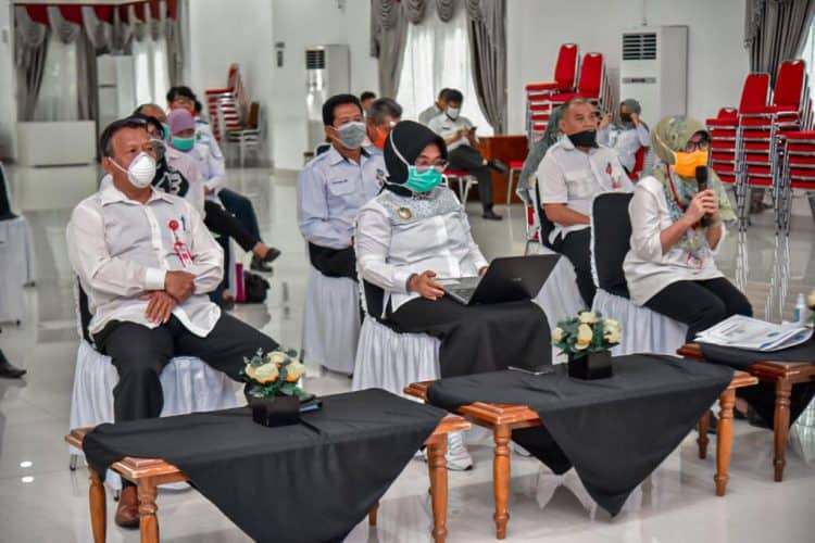 Wali Kota Bontang Neni Moerniaeni (tengah) memimpin rapat. (Rusdien/Kominfo)