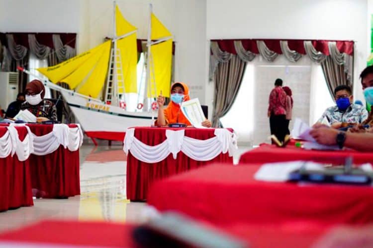 Wali Kota Bontang Neni Moerniaeni memimpin rapat rasionalisasi anggaran. (Aad/Dokumentasi Pimpinan)