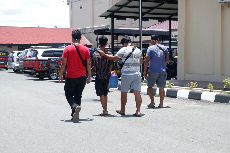 Pelaku berinisial M (kedua dari kiri) yang ditangkap pada Senin (30/3/2020) di Jalan Kenangan, Tanjung laut, Bontang Selatan dibawa ke Mapolres Bontang. (Farezza Afia/KP)