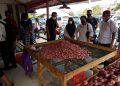 DKP3 Bontang menggelar monitoring harga di Pasar Rawa Indah jelang Hari Raya Idulfitri. (Fitri/Bontangpost.id)