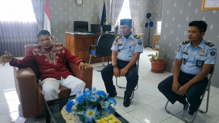 Roni Widyatmoko (kiri) saat menerangkan ada sebanyak 610 orang WBP terima remisi Hari Raya Idulfitri. (Zaenul/Bontangpost.id)
