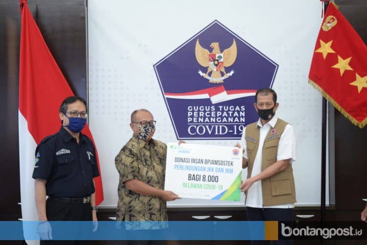 Pemberian donasi secara simbolis kepada insan BPJAMSOSTEK perlindungan JKK dan JKM. (BPJAMSOSTEK for Bontangpost.id)