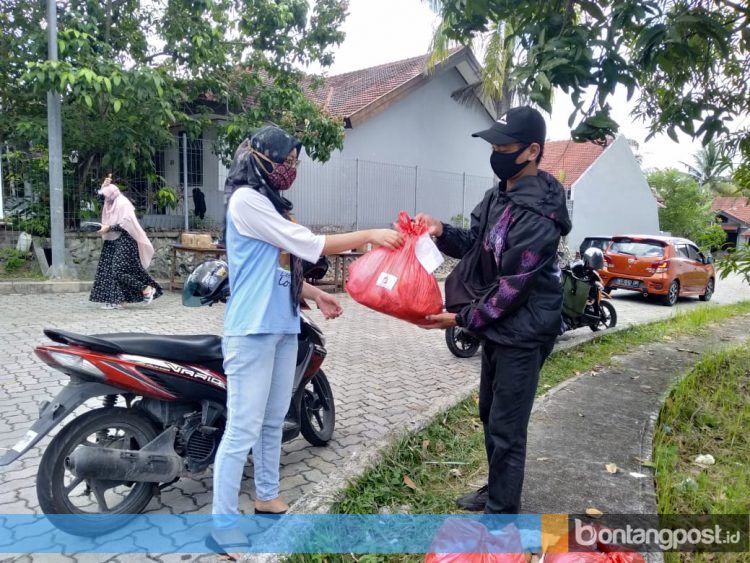 Kurir Pasarbontang.com mengirim paket belanja pesanan konsumen (Ist)