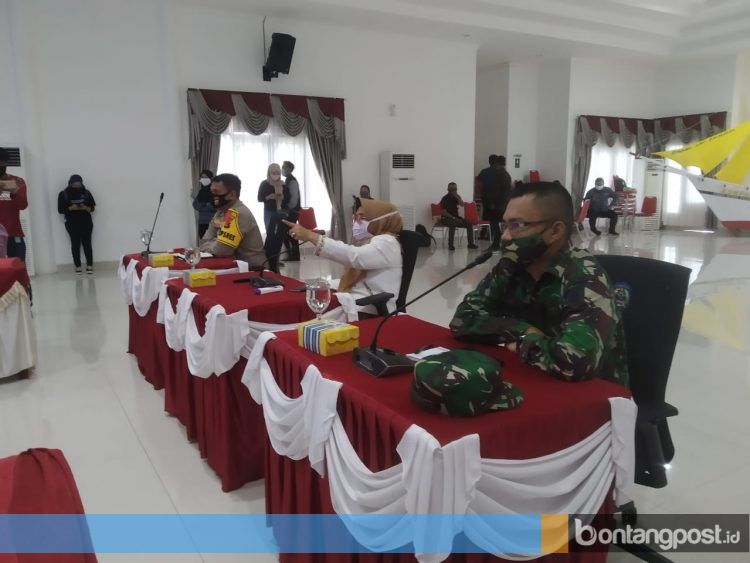 Pemkot Bontang menggelar rapat new normal di Pendopo Rujab Wali Kota Bontang. (Fitri Wahyuningsih/bontangpost.id)