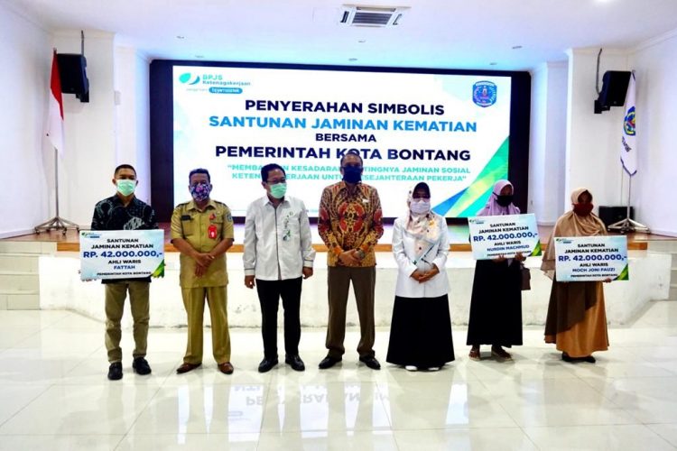 Wali Kota Bontang, Neni Moerniaeni (Tiga dari kanan), Deputi Direktur Wilayah Kalimantan BPJS Ketenagakerjaan, Panji Wibisana (Empat dari kanan) menyalurkan santunan jaminan kematian. (Asad Prokompim Bontang for Bontangpost.id)