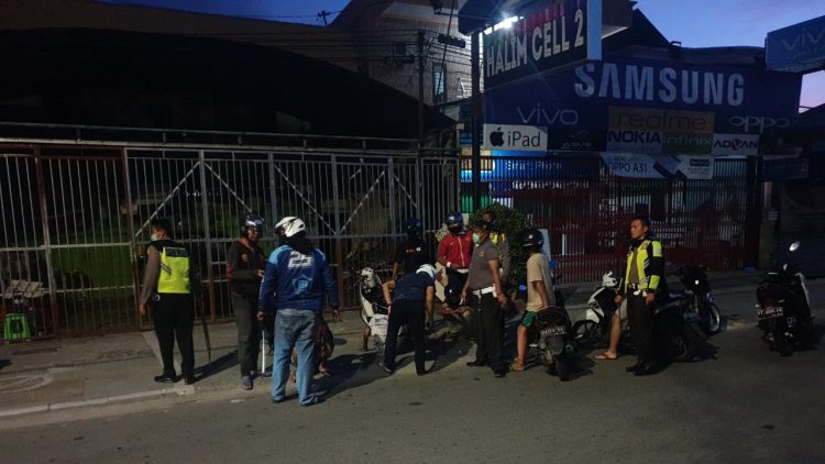 Aparat saat mengamankan kendaraan yang diduga terlibat balapan liar. (Satlantas Polres Bontang)