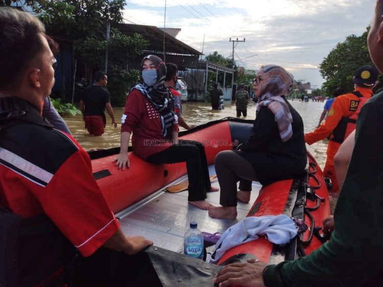 Petugas penyelamat di lokasi banjir. Ada 15 ribu jiwa yang terdampak banjir saat Idulfitri di Samarinda.