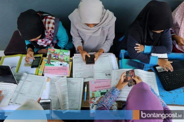 Ilustrasi. Belajar secara daring menguras kantong karena pulsa. (prokal)