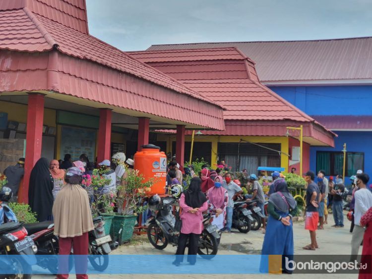 Mekanisme penyaluran BLT jilid II diharap bisa menerapkan jaga jarak dan warga tak lagi berkumpul di kantor lurah. (dok/KP)
