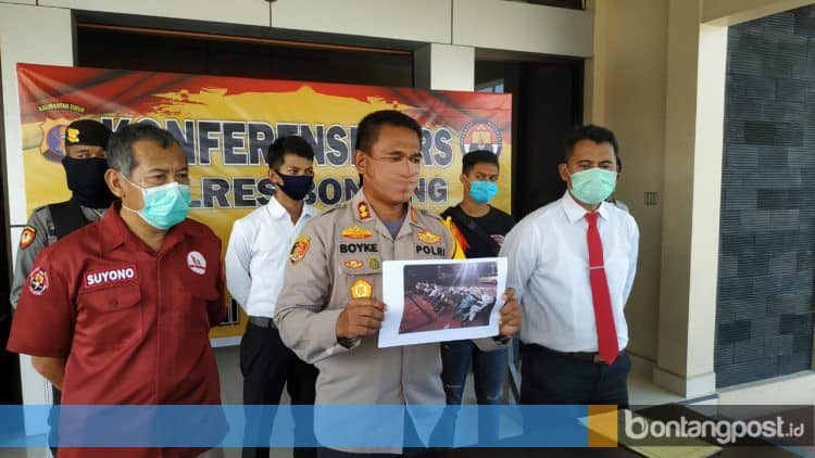 Kapolres Bontang AKBP Boyke Karel Wattimena (tengah) menunjukkan foto barang bukti penggelapan sepeda motor. (Zaenul/Bontangpost.id)